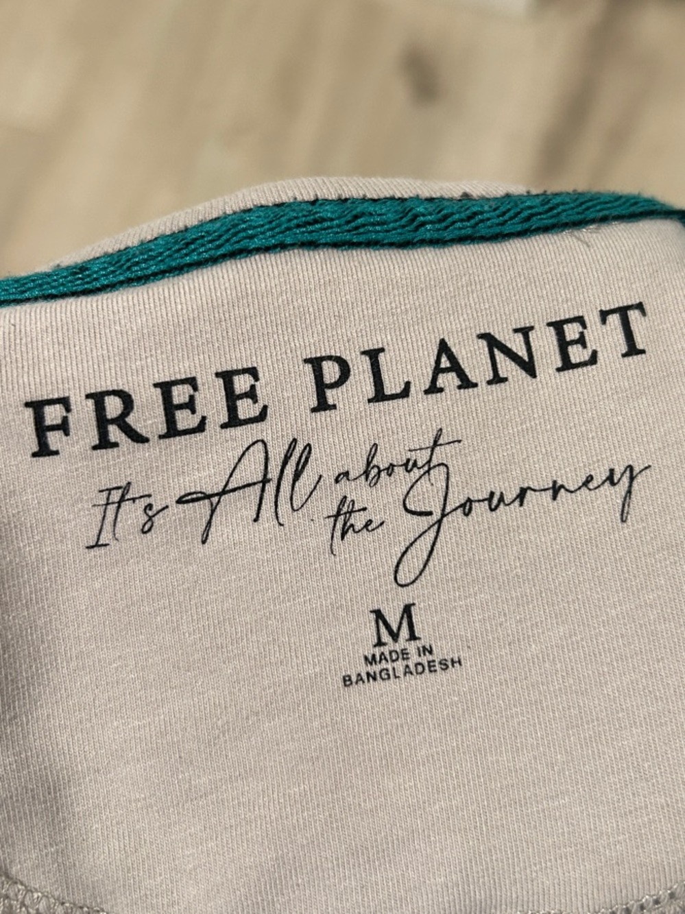 Free Planet Beige Short-Sleeve Tee with Blue Tropical Pocket Size M - Picture 6 of 10